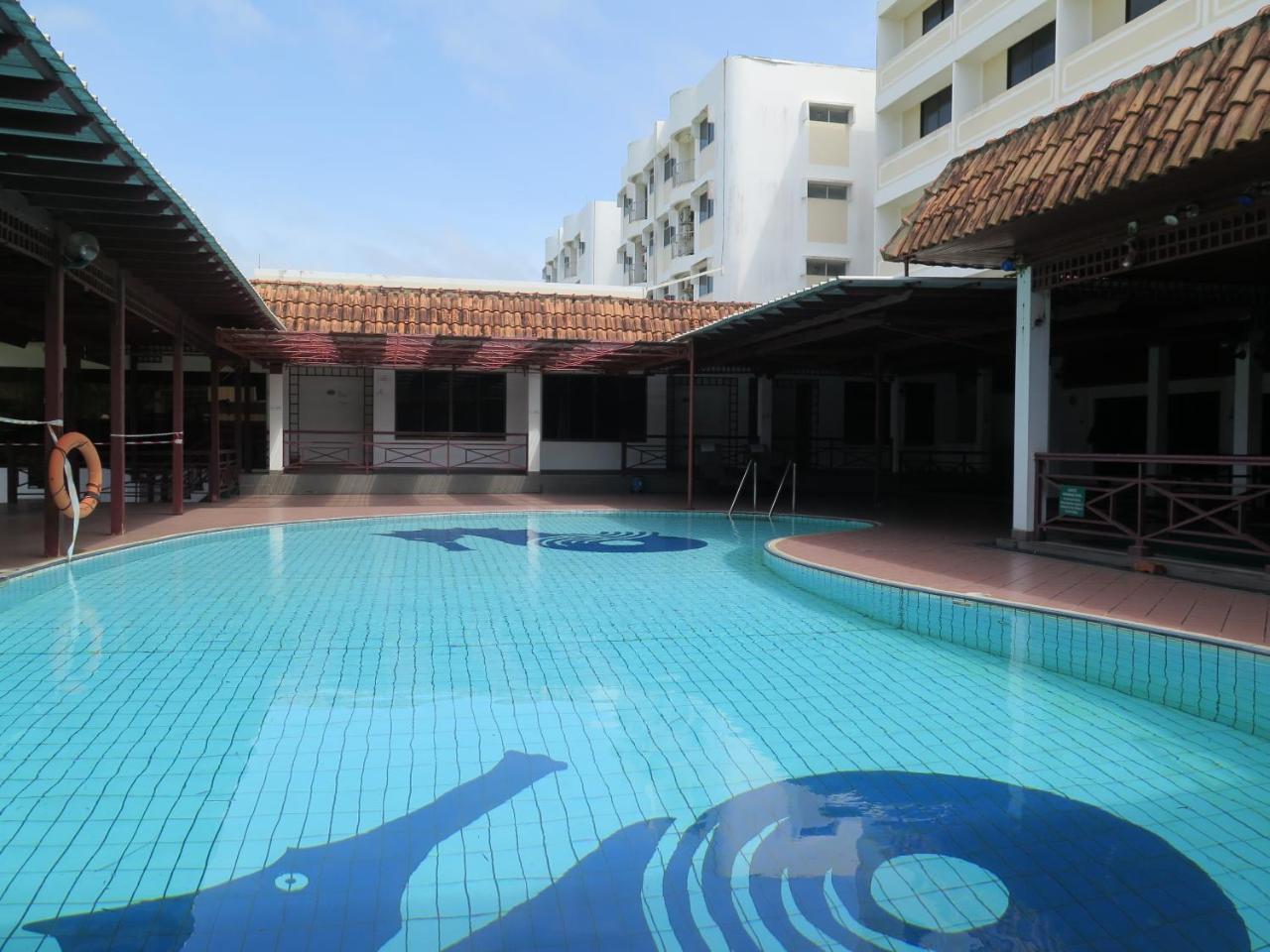 Sea View Resort Hotel & Apartments Kuala Belait Exterior photo